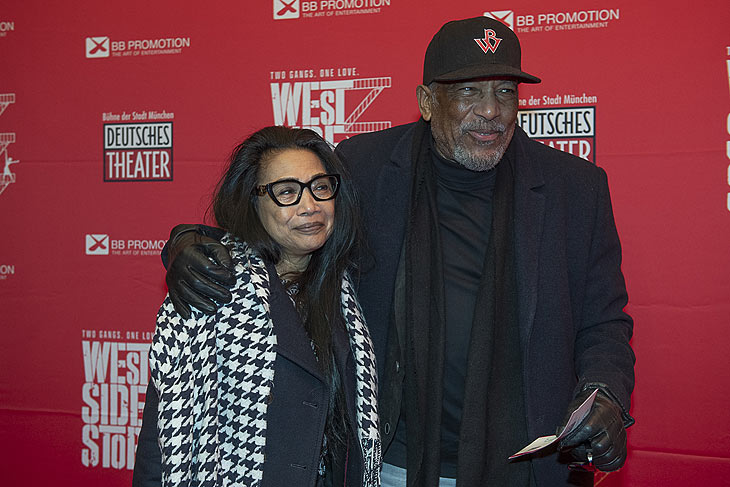 Ron Williams mit Frau - Weltpremiere der West Side Story Neuinszenierung in München am 16.12.2022 ©Foto: Annette Hempfling